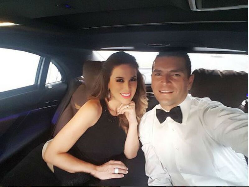 Jacky y Martín se dejaron ver muy enamorados en la boda de sus amigos.