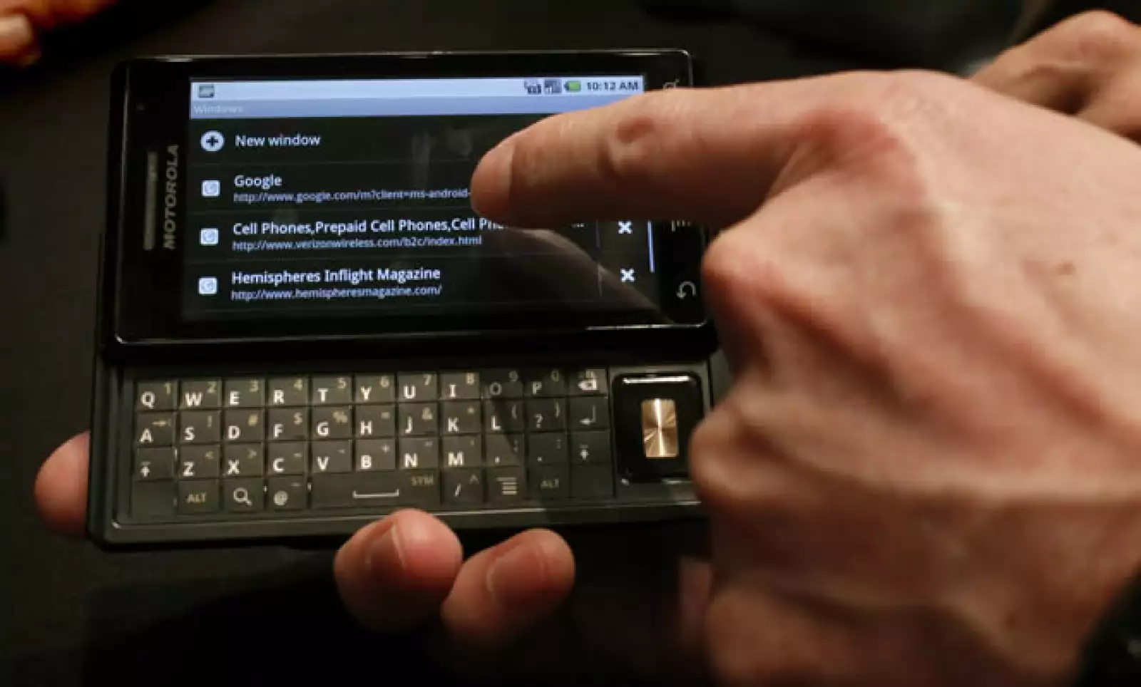 Motorola, junto con Verizon, presentaron el miércoles el teléfono Droid, el primer equipo que usa el sistema operativo Android 2.0 de Google. Saldrá a la venta el 6 de noviembre en Estados Unidos con un costo de 199.99 dólares.