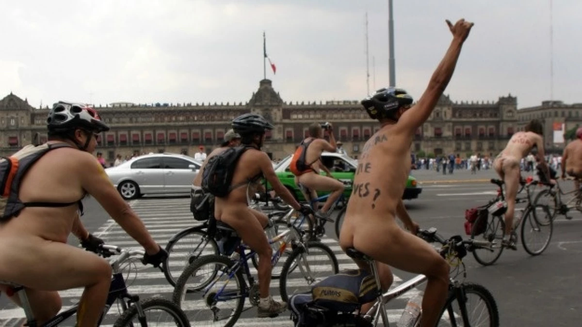 ciclistas desnudos