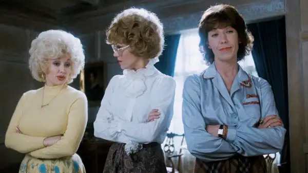 Esta imagen es un fotograma de la cinta '9 to 5' de 1980 en la que compartieron créditos Jane Fonda, Dolly Parton y Lily Tomlin. 