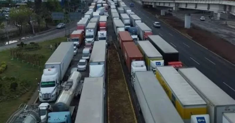 La México-Querétaro está colapsada por el tráfico vehicular tras accidente