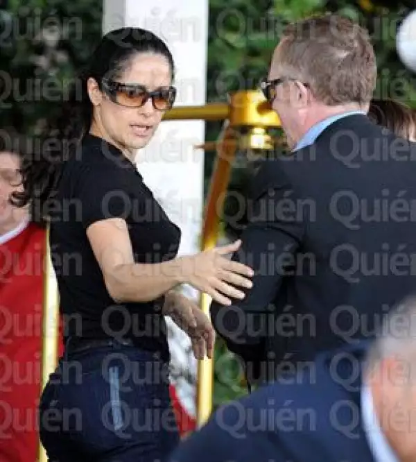 La actriz llegó vestida comodamente al lado de su esposo y su hija.