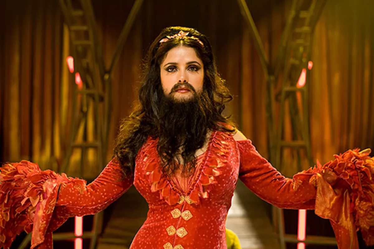 La mujer barbona, así fue el look de Salma para Cirque du Freak.