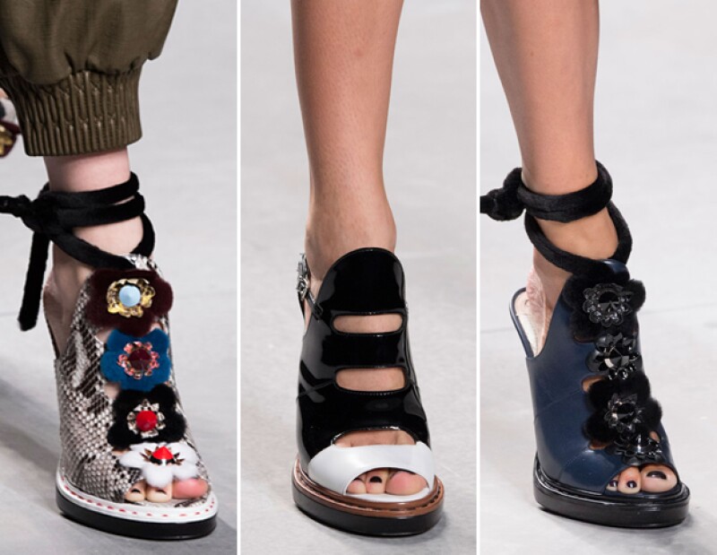 Tacones, sandalias al piso y flatforms implementaron detalles presentes en la ropa.