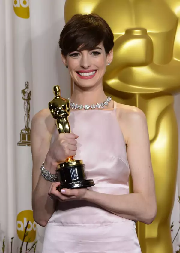 Anne Hathaway gana un Oscar a Mejor Actriz por su performance en Los Miserables.