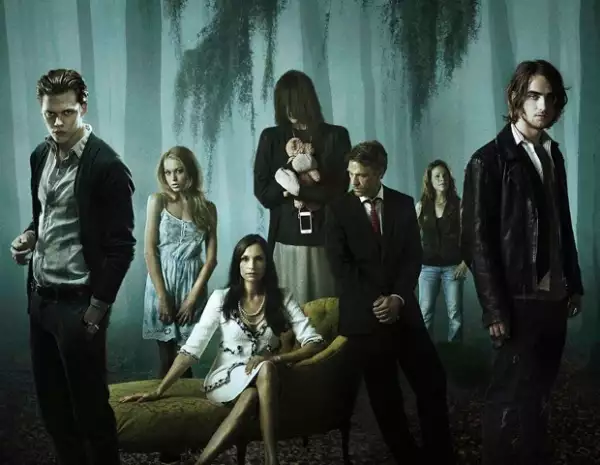 Bill Skarsgard y Landon Liboiron con el elenco de Hemlock Grove