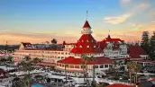 En las costas de California, se mantiene en pie un ícono que ha sido refugio de la realeza de Hollywood y el entretenimiento.