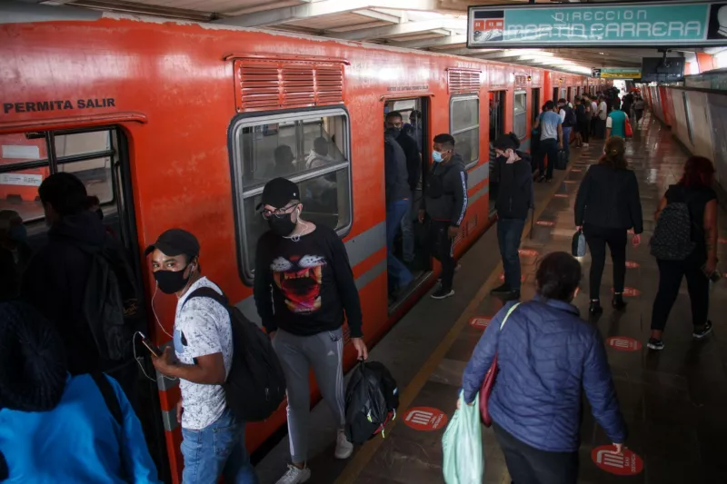 El martes se reabrieron las líneas 4, 5, y 6, que suspendieron su servicio tras suscitarse un incendio en la subestación del STCM, usuarios se quejan de las largas esperas que tienen que hacer para abordar un metro, además de que producto de estas demoras se presentan aglomeraciones en los andenes.
