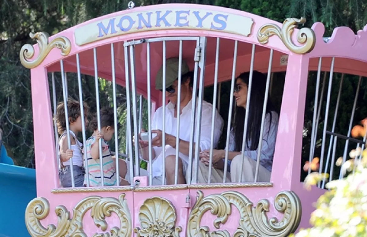 ¡A bordo! El actor y su familia se subieron al tren.