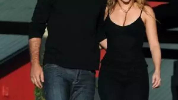 Durante 15 días, junto con un equipo de producción, el novio de la cantante exploró diferentes tipos de música en diversos lugares de Colombia para próximos proyectos musicales de la artista.