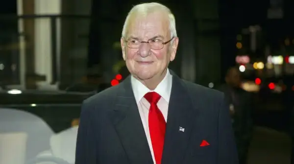 El presidente de Chrysler, Lee Iacocca, asiste a la presentación del nuevo Mercedes-Benz Maybach 57S en el concesionario Mercedes-Benz de Beverly Hills, el 18 de octubre de 2005 en Beverly Hills, California.