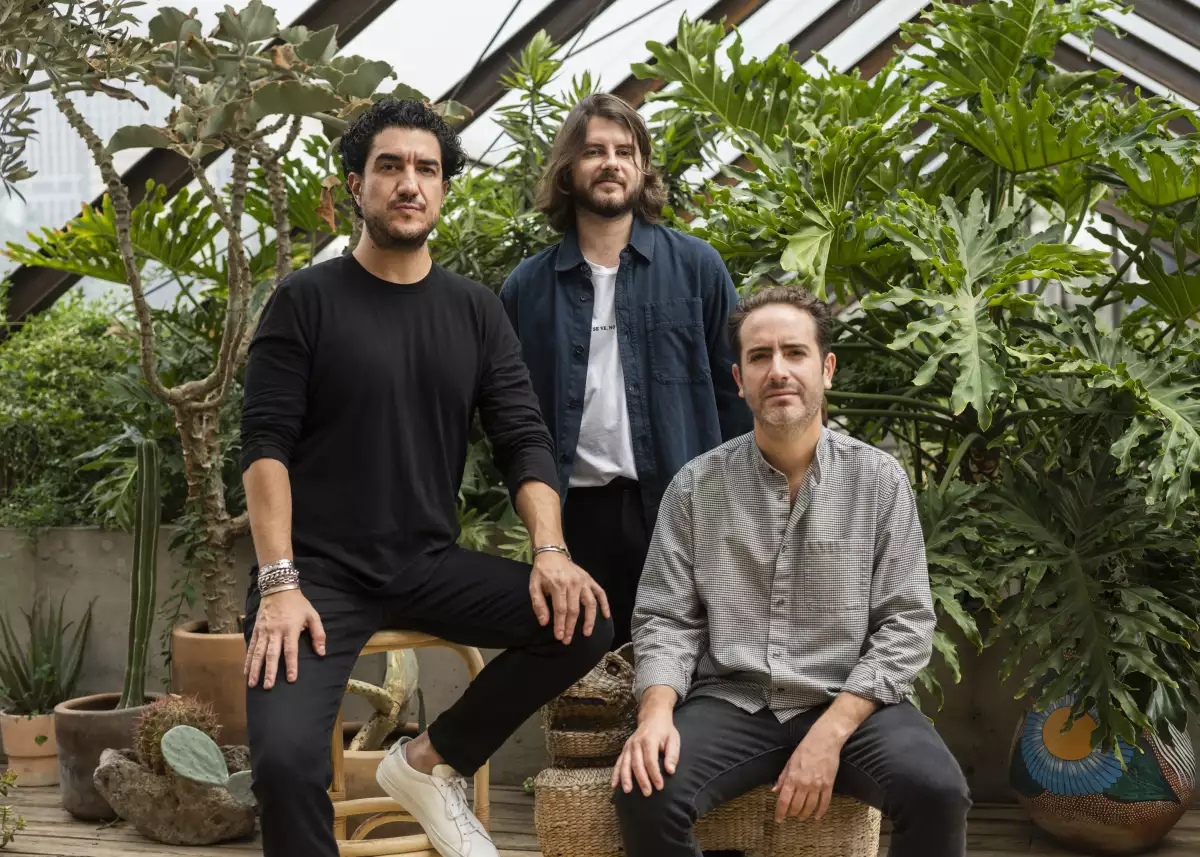 Grillo, Shakes y Jorge, tres de los creadores Leonor