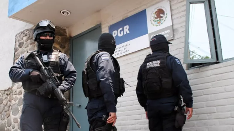 Policías federales catean vivienda