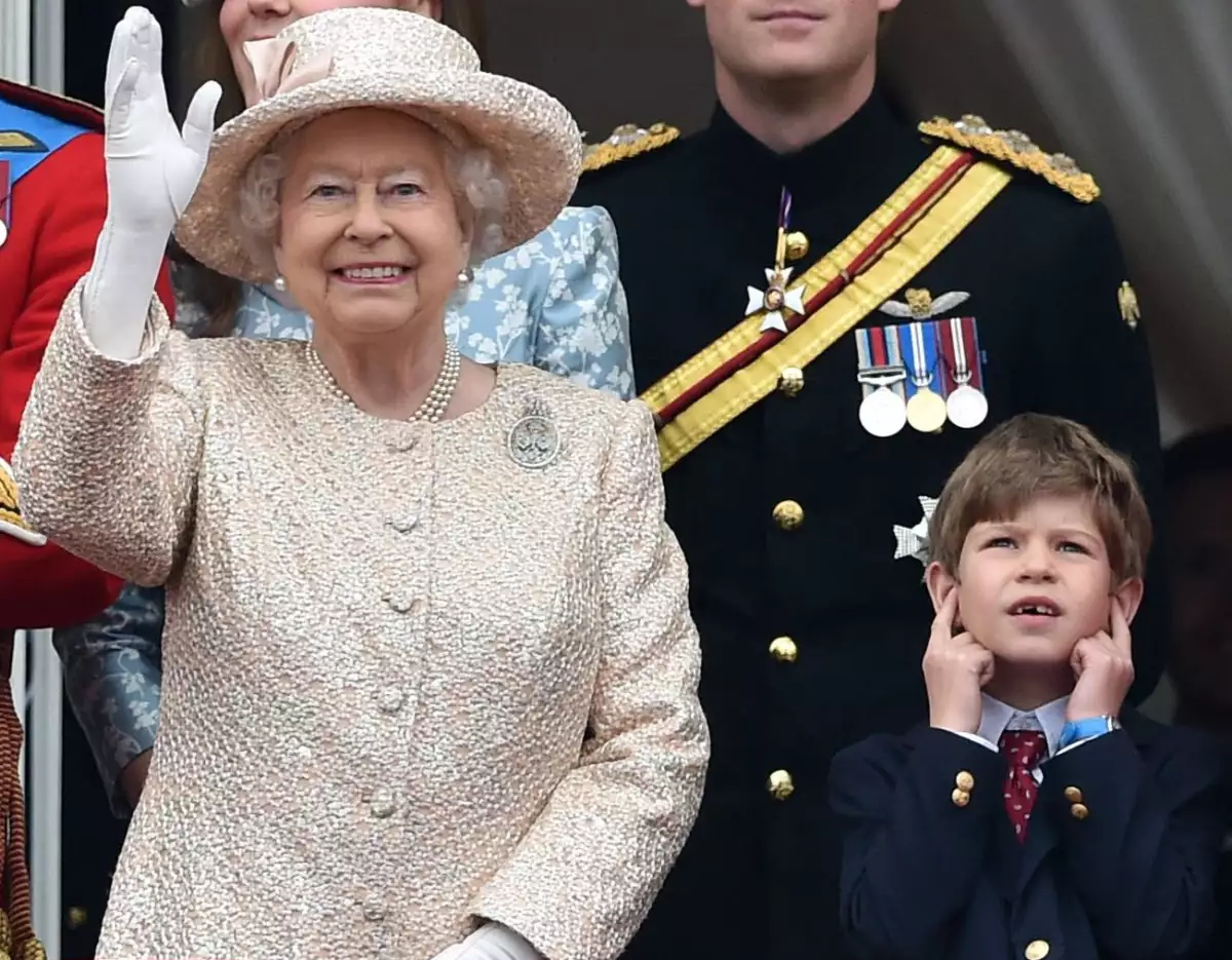 reina Isabel II u
