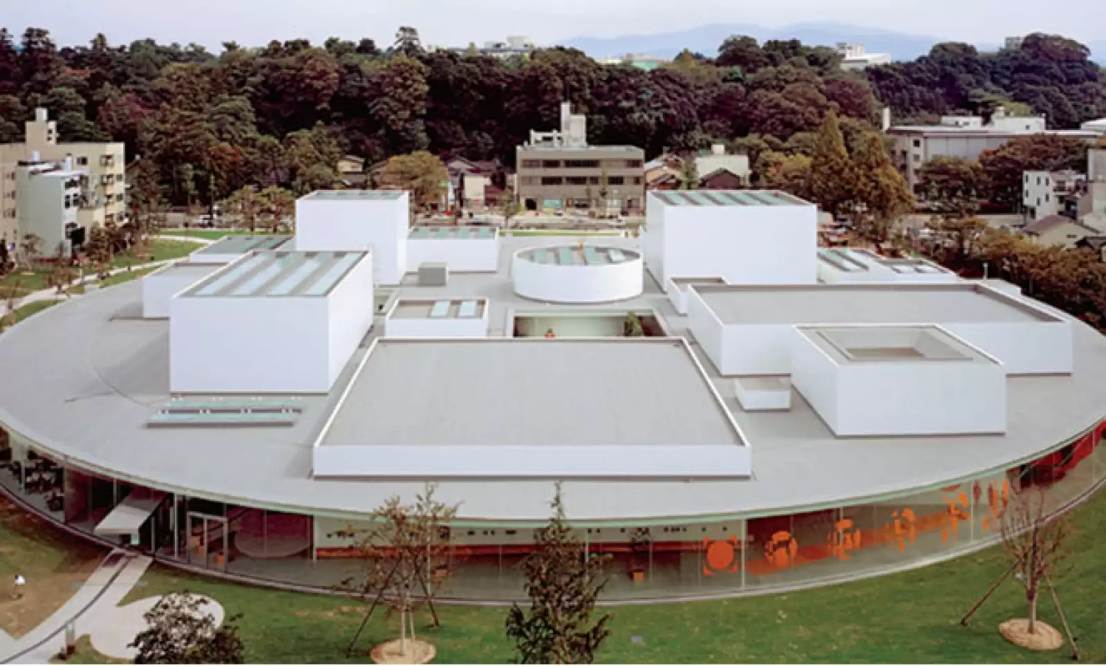 21st Century Museum of Contemporany Art de Kanazawa, Japón. Al exterior, jardines. Al interior, patios que privilegian la iluminación natural.