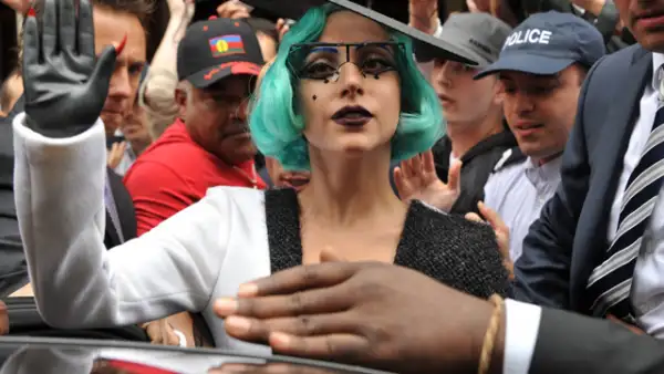Lady Gaga tiene 25 años y 90 millones de dólares en su cuenta bancaria.