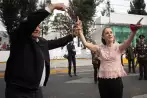 El presidente Andrés Manuel López Obrador levanta la mano de Claudia Sheinbaum
