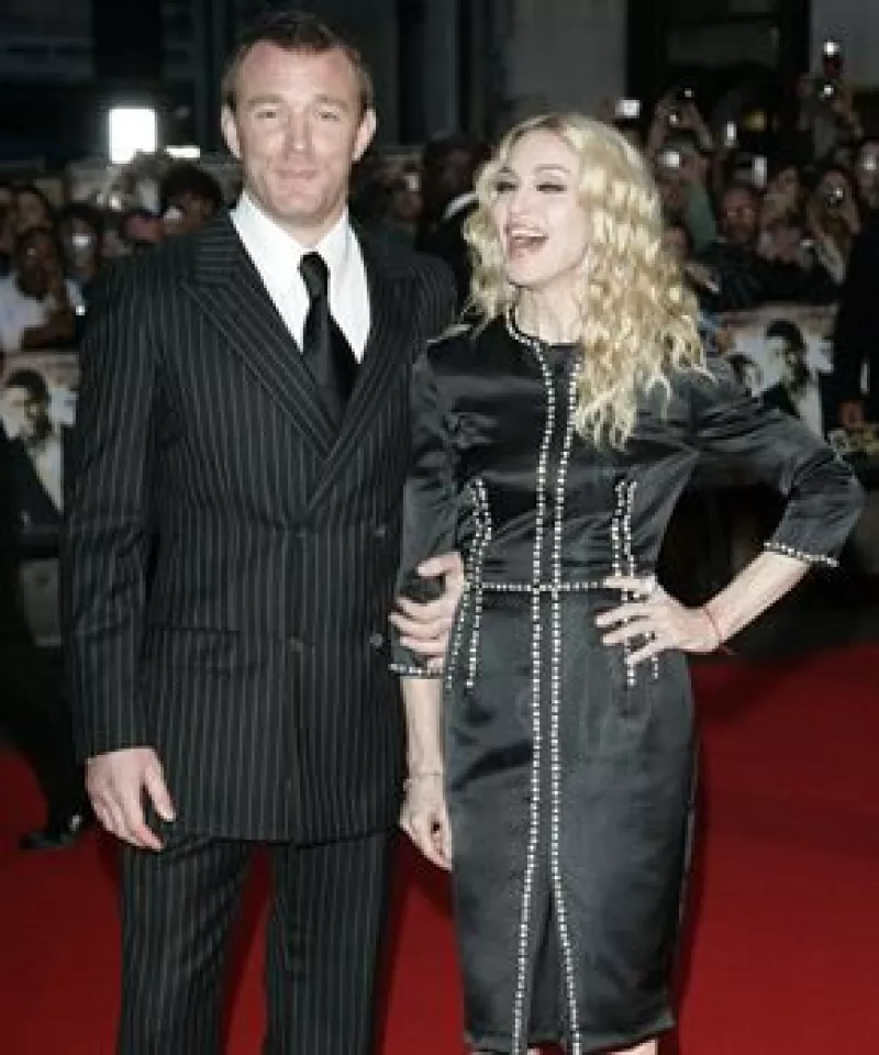 Guy Ritchie decidió no pelear la custodia de los hijos que tiene con la Reina del Pop, sin embargo tendrá derecho a visitarlos cuando quiera.