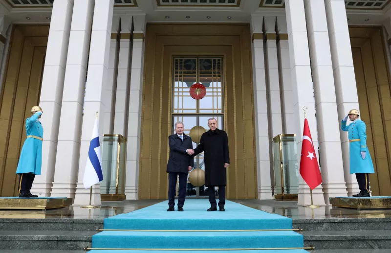 El presidente de Turquía, Tayyip Erdogan, y el presidente de Finlandia, Sauli Niinisto se dan la mano durante una ceremonia de bienvenida en Ankara, Turquía, el 17 de marzo de 2023.