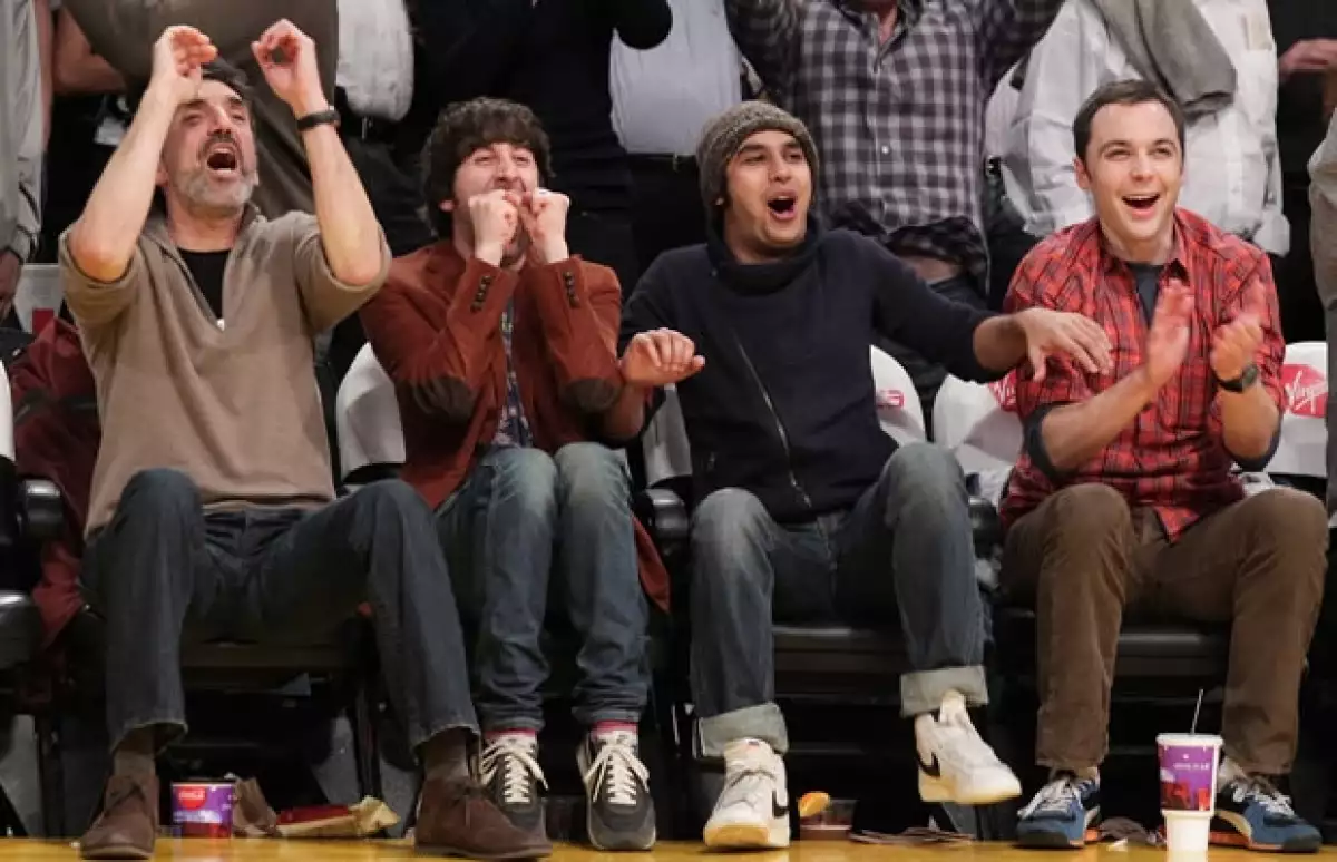 Tres de los protagonistas de la serie, incluido el premiado Jim Parsons, así como su productor Chuck Lorre, pasaron una divertida noche en el juego de los Lakers.
