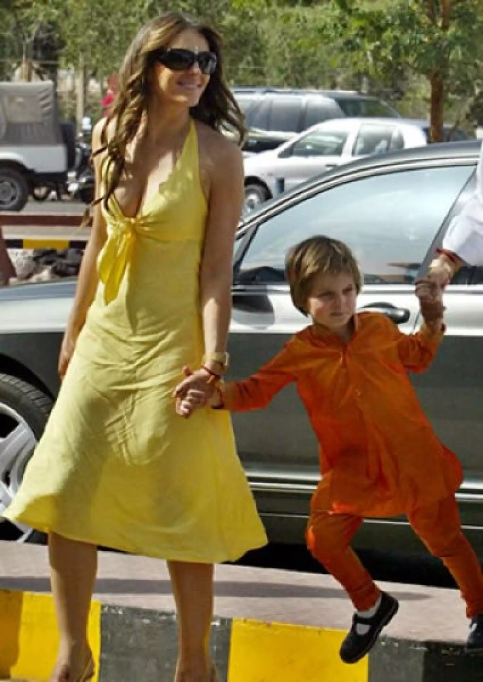 Liz Hurley no tiene miedo de usar colores brillantes, y para no verse demasiado estridente, evita los accesorios.