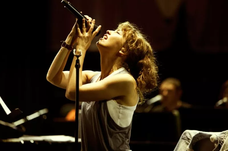 La cantante confesó que se le salieron las lágrimas cuando grabó el tema `Love Me Tender´ a dueto con El Rey para el disco del espectáculo "Viva Elvis" de Cirque du Soleil.