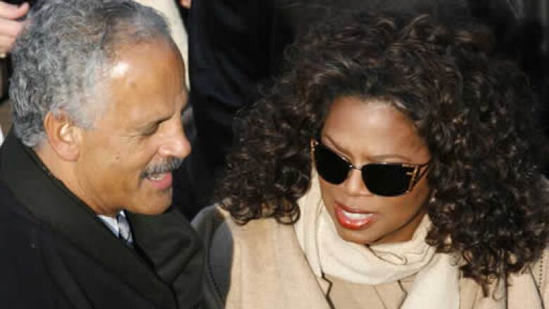 La estrella del talk show estadounidense, Oprah Winfrey, y su pareja Stedman Graham, al momento de su llegada a la ceremonia.