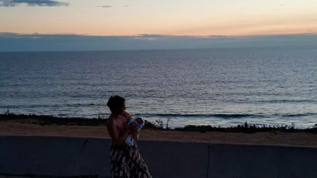 A pocos días del nacimiento de su primer hijo junto a Gerardo Casanova, Silvia compartió la primera fotografía del bebé, en ella se les ve frente al mar.