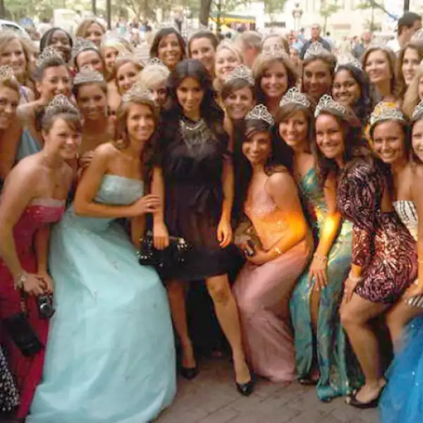 Kim Kardashian, al centro, se sentía como princesa con tantas al lado suyo.