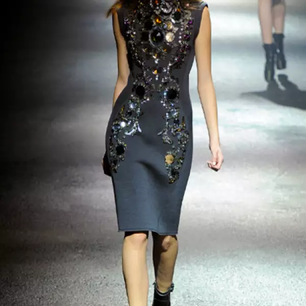 Bordados y aplicaciones de pedrería sobresale en las piezas.