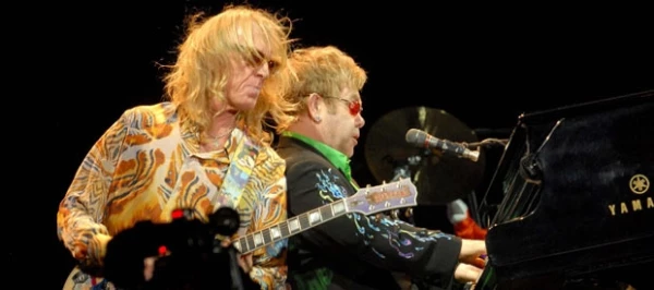 El cantante de 63 años complació a sus fans con temas clásicos.