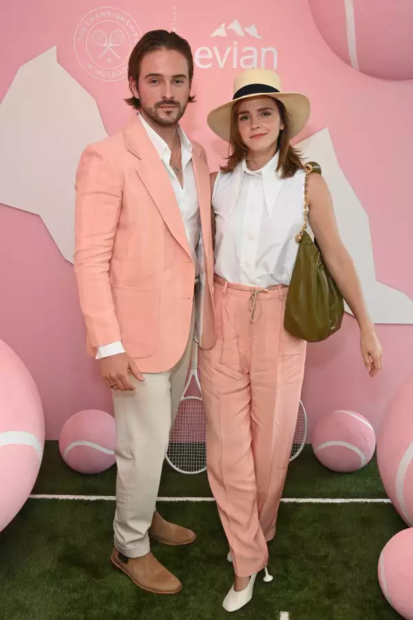 Emma Watson y su hermano, Alex Watson usan looks coordinados en Wimbledon.