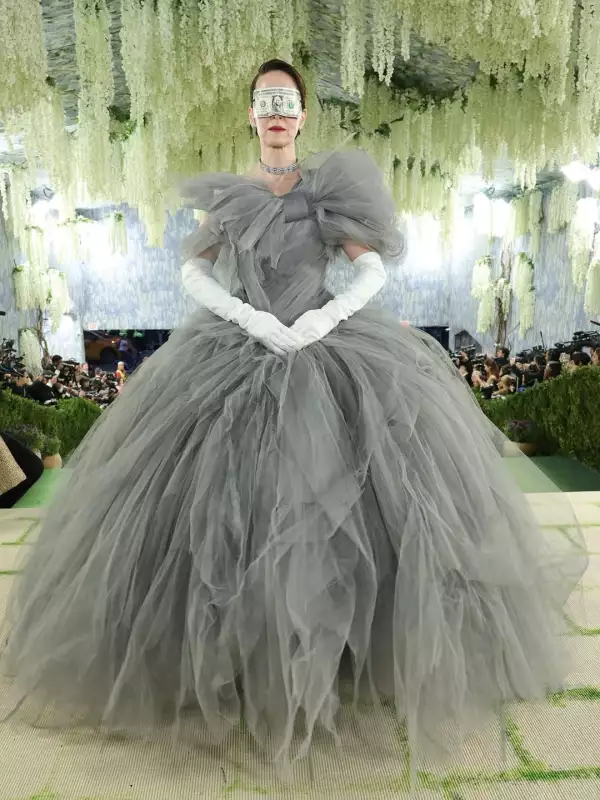 Sara Paulson met gala 