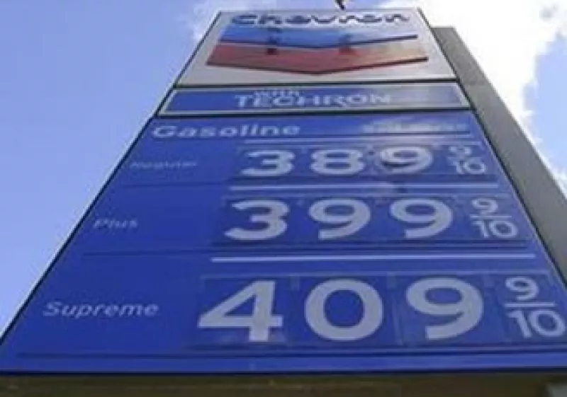 Pese al alza en los precios de la gasolina registrada el mes pasado, economistas sondeados por CNNMoney pronosticaban un aumento total de sólo 2% en los precios al consumidor. (Foto: Reuters)