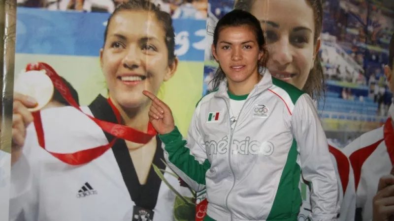 María del Rosario Espinosa muestra su medalla de oro