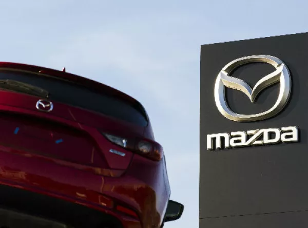 Mazda auto y logo