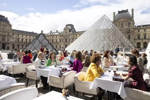 Lily Collins y el elenco de la serie Emily in Paris en la capital francesa