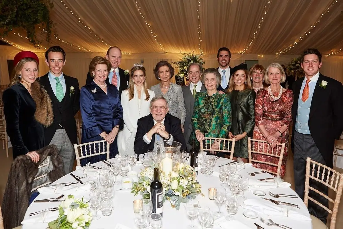 Nicholas Brandam, en la boda de su hermana, junto a la reina Sofía, Constantino e Irene de Grecia.