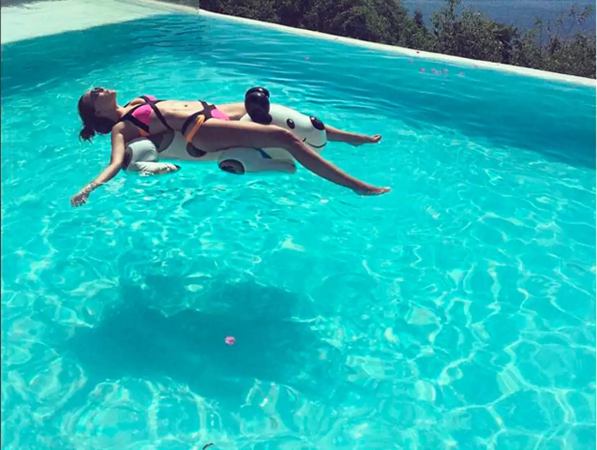 La cantante mexicana ha lucido su cuerpo en bikini al descansar en este famoso destino de nuestro país.