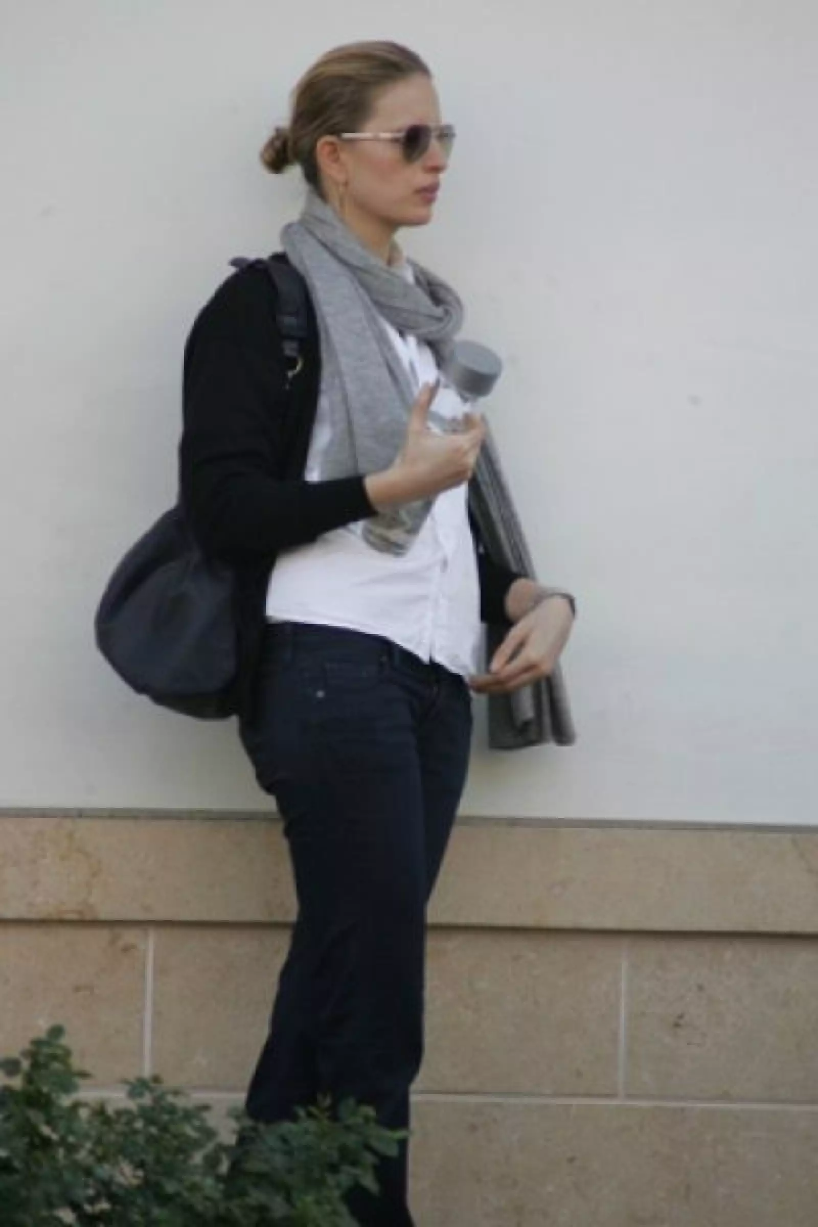 Karolina Kurkova espera a una amiga en Beverly Hills, California.