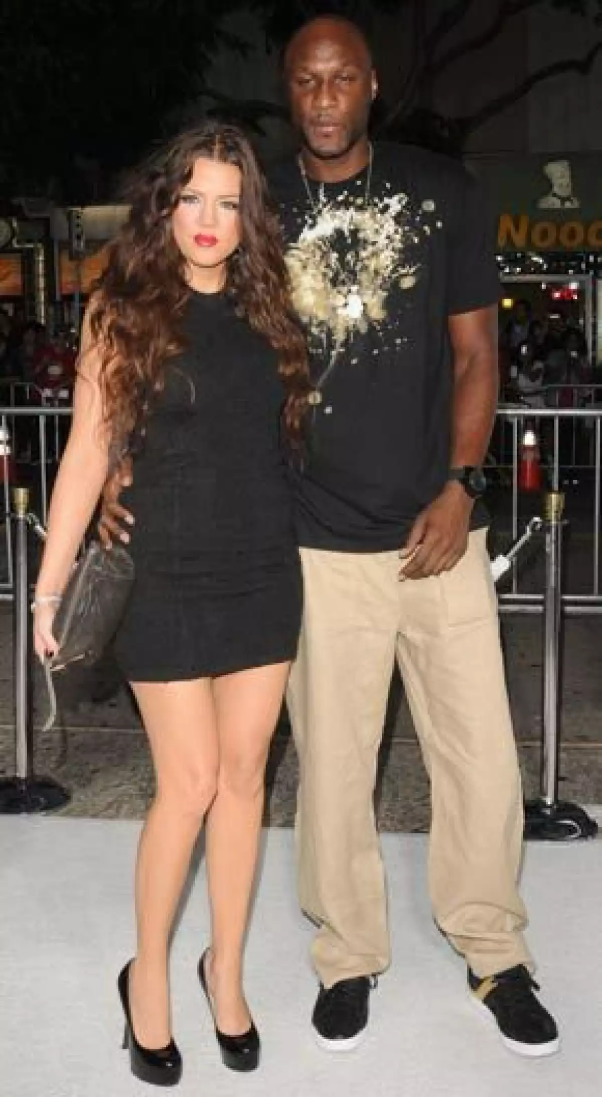 El delantero de 29 años del equipo de baloncesto Los Ángeles Lakers y la socialité de 25 años contrajeron nupcias el domingo en una residencia privada en Beverly Hills.