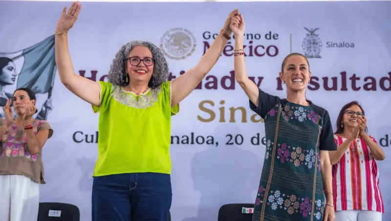 La presidenta Claudia Sheinbaum le levanta la mano a Graciela Domingúez, gobernadora interina de Sinaloa.