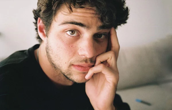 noah-centineo-se-rapa-cambio-de-look