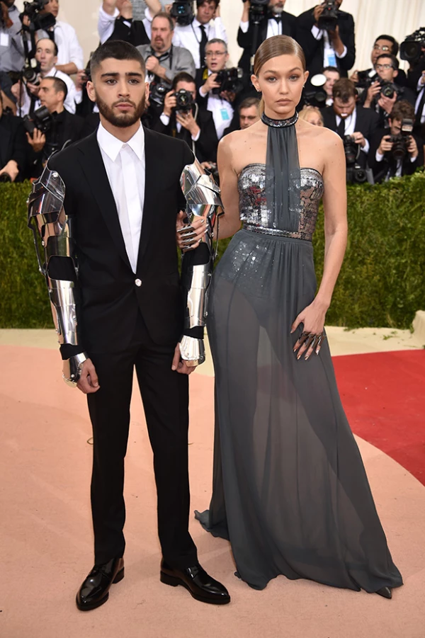 Zayn Malik y Gigi Hadid deburaton como pareja en red carpet.