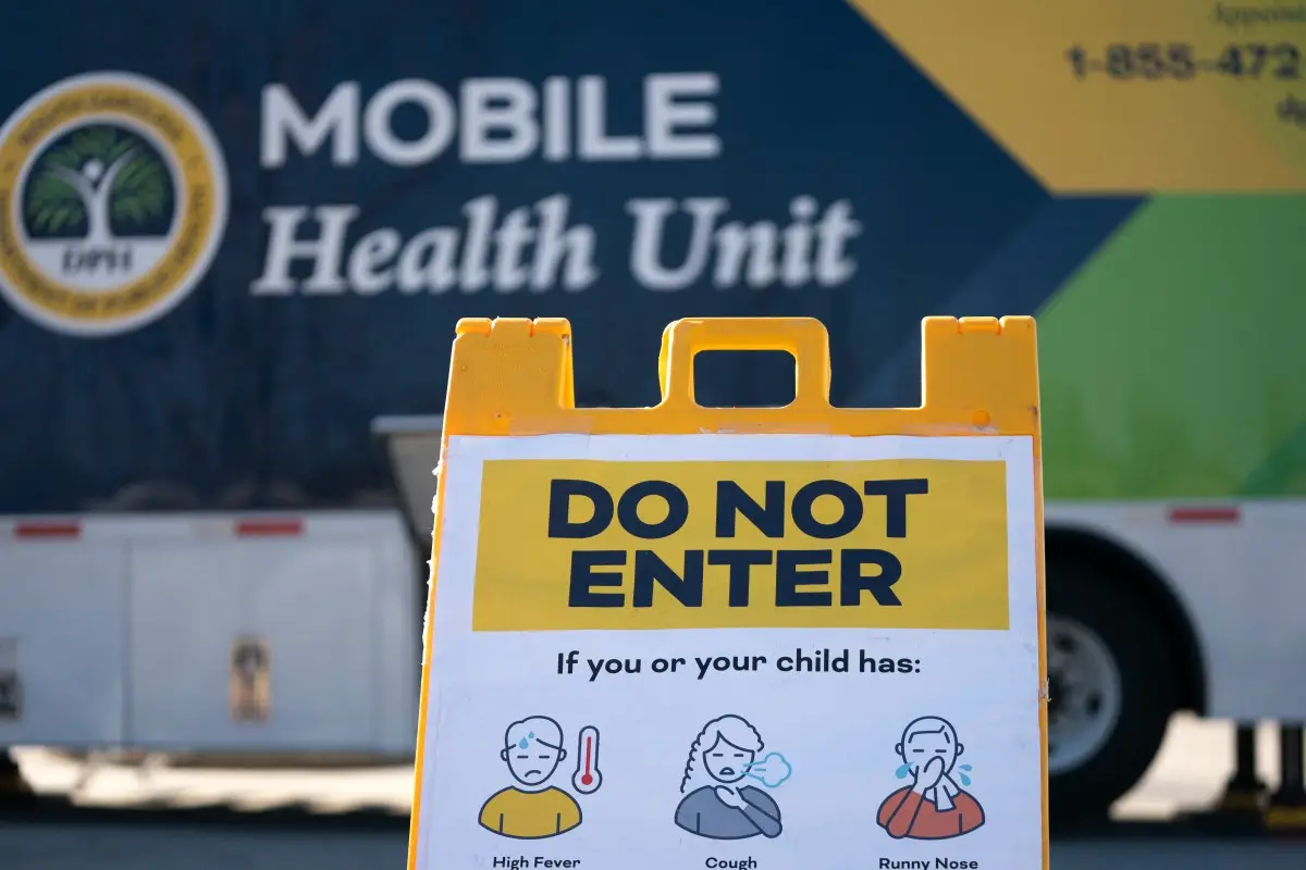 Un cartel que advierte a los pacientes se encuentra fuera de una clínica móvil que ofrece vacunas gratuitas contra el sarampión el 6 de febrero de 2026 en Spartanburg, Carolina del Sur.