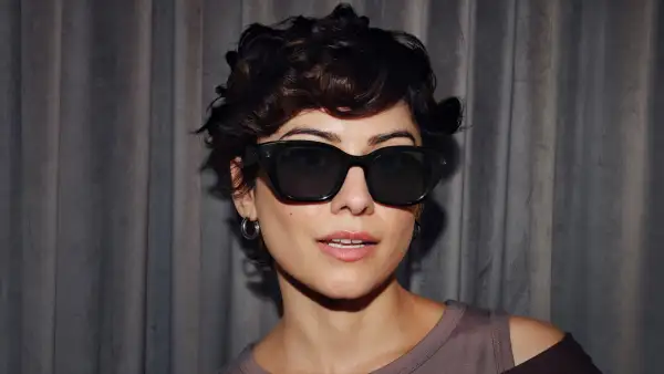 Modelo utilizando unos Meta Glasses capri, los dispositivos con cámara y funciones de IA de Meta.