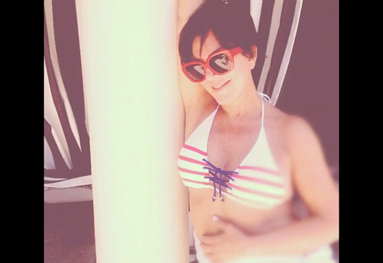 Kris Jenner presumió su figura con un bikini a rayas con los colores de la bandera de Estados Unidos.