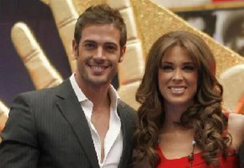 Además de haber acompañado a Carla Estrada, quien recibió el Galardón de Honor, el elenco principal plasmó sus huellas y apagó las velitas del pastel que celebró 17 años de la Plaza de las Estrellas.