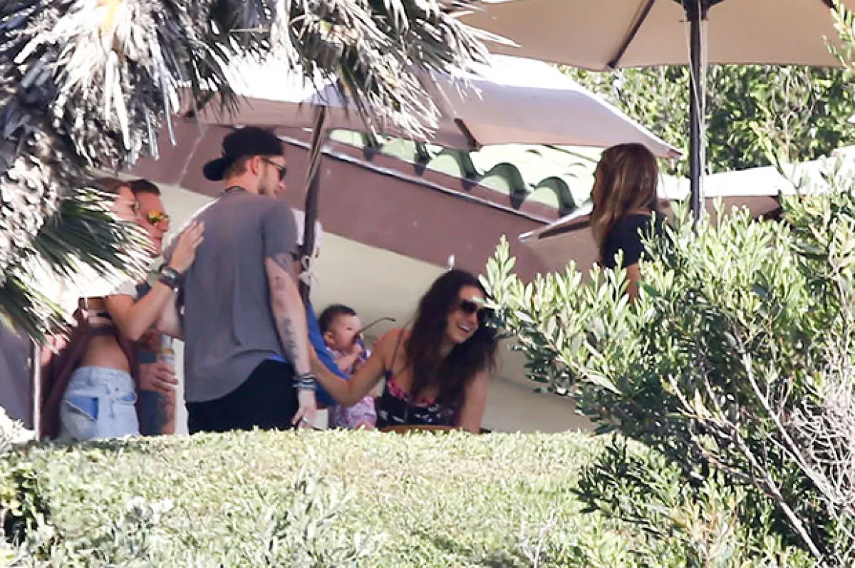 Ashton y Mila no quieren tener niñeras, por lo que llevan a su pequeña hasta a las fiestas de sus amigos.