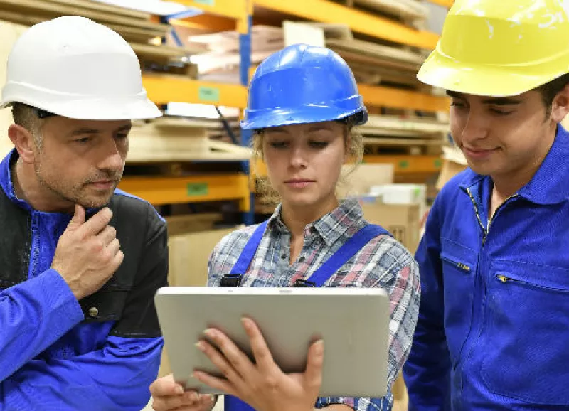 ingenieros j�venes